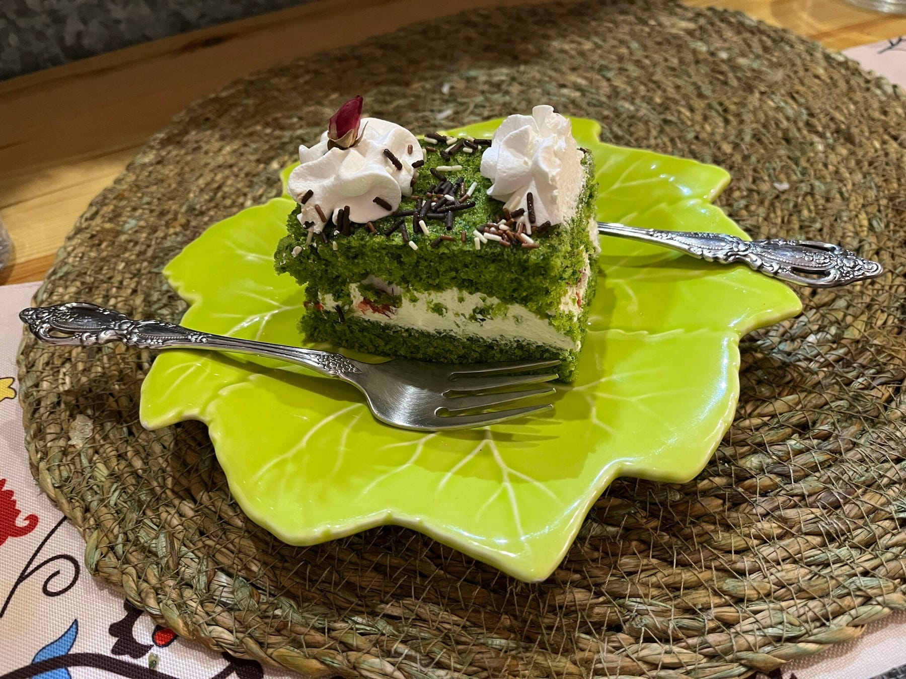 Fatia de bolo verde com creme, a sobremesa da casa