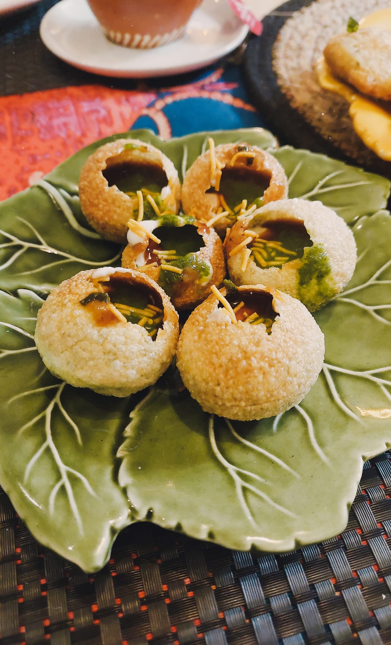 Pani puri servido num prato verde em forma de folha